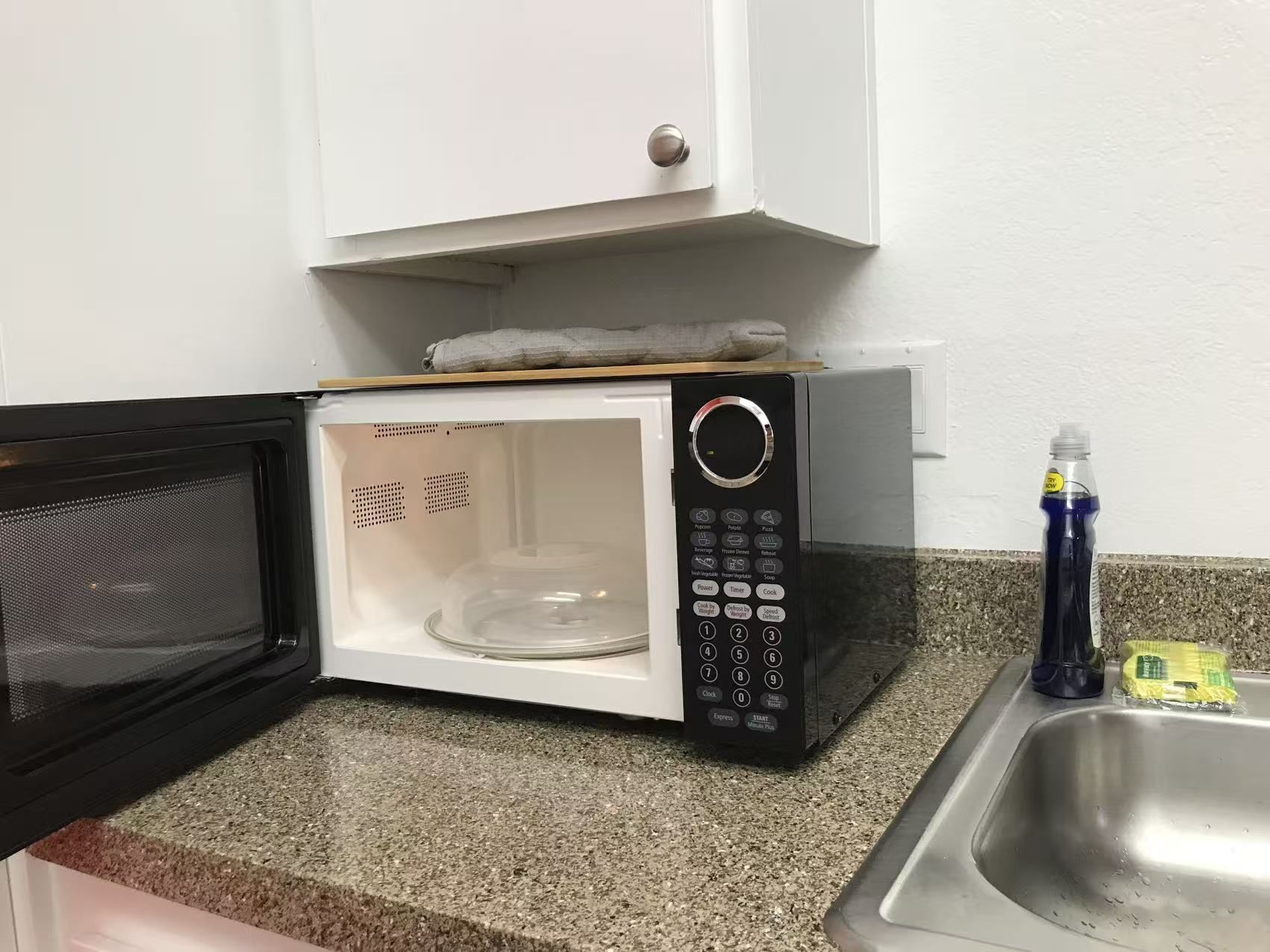 Insignia™ - 0.9 Cu. Ft. Compact Microwave