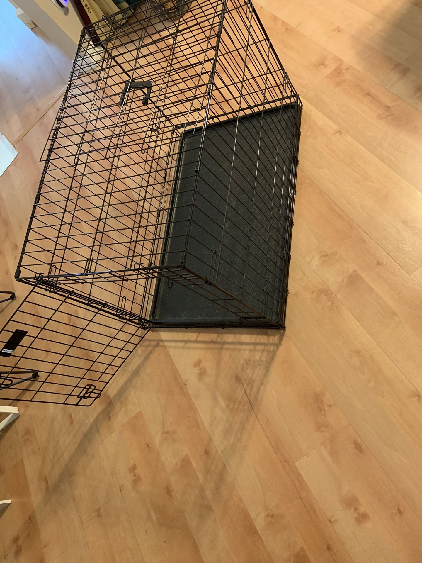 Dog crate like new with divider. 36” single door