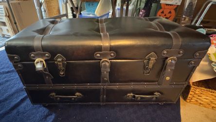 Vintage style faux leather storage chest