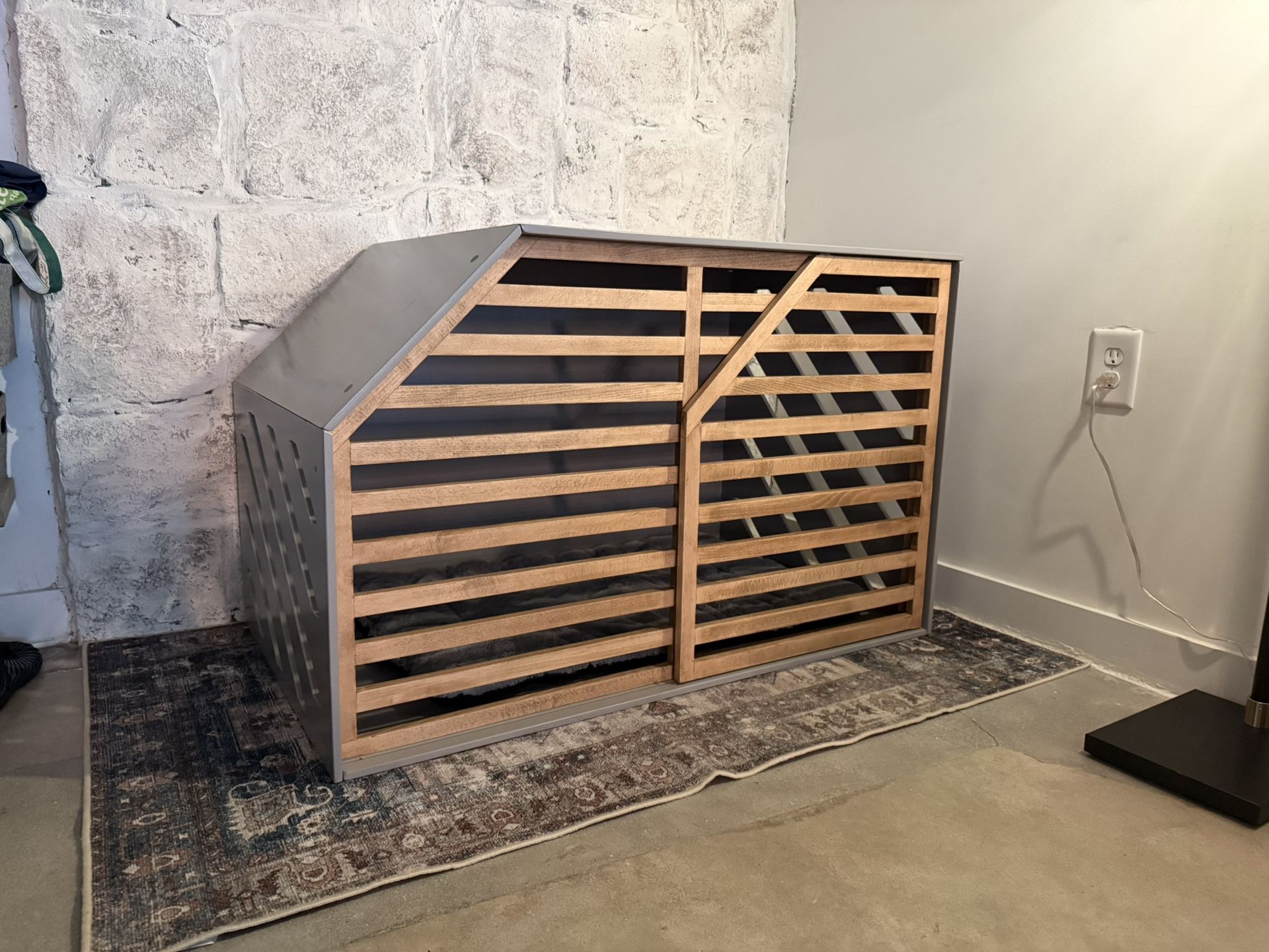Beautiful Dog Kennel (for dogs up to 80lbs)