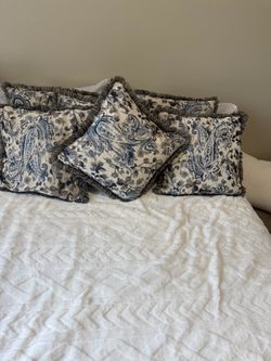 Six nice pillow for sofa or you can use for de