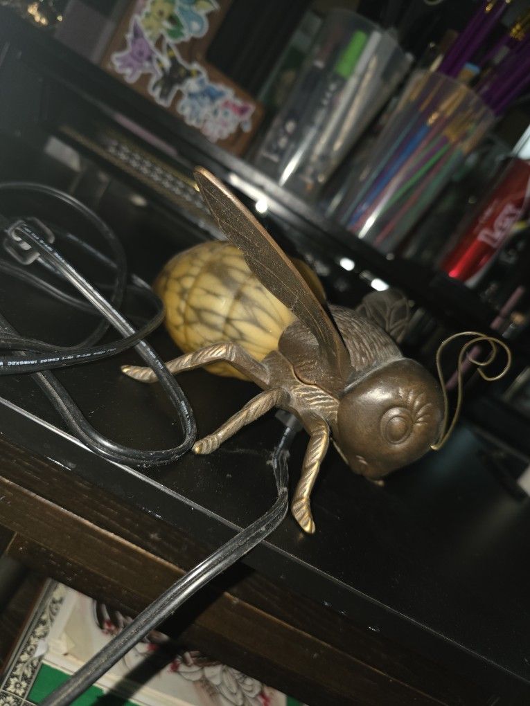 Tin Chi Bee Lamp. Just Need New Bulb.
