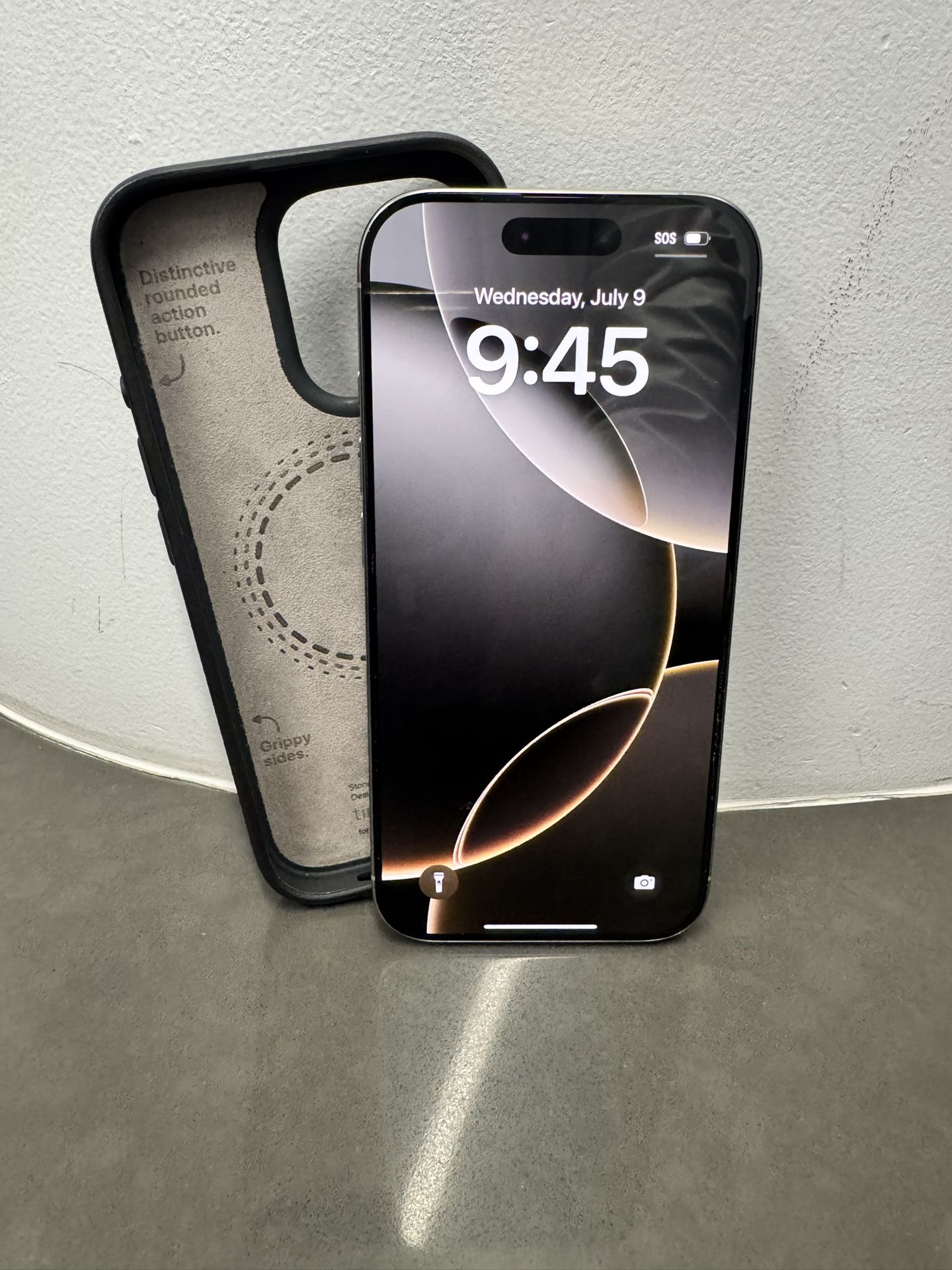 IPhone 16 PRO 128 GB, Pristine Condition Like New!!!!  Fully Unlocked. Use Any Carrier   Hablo Espanol.  