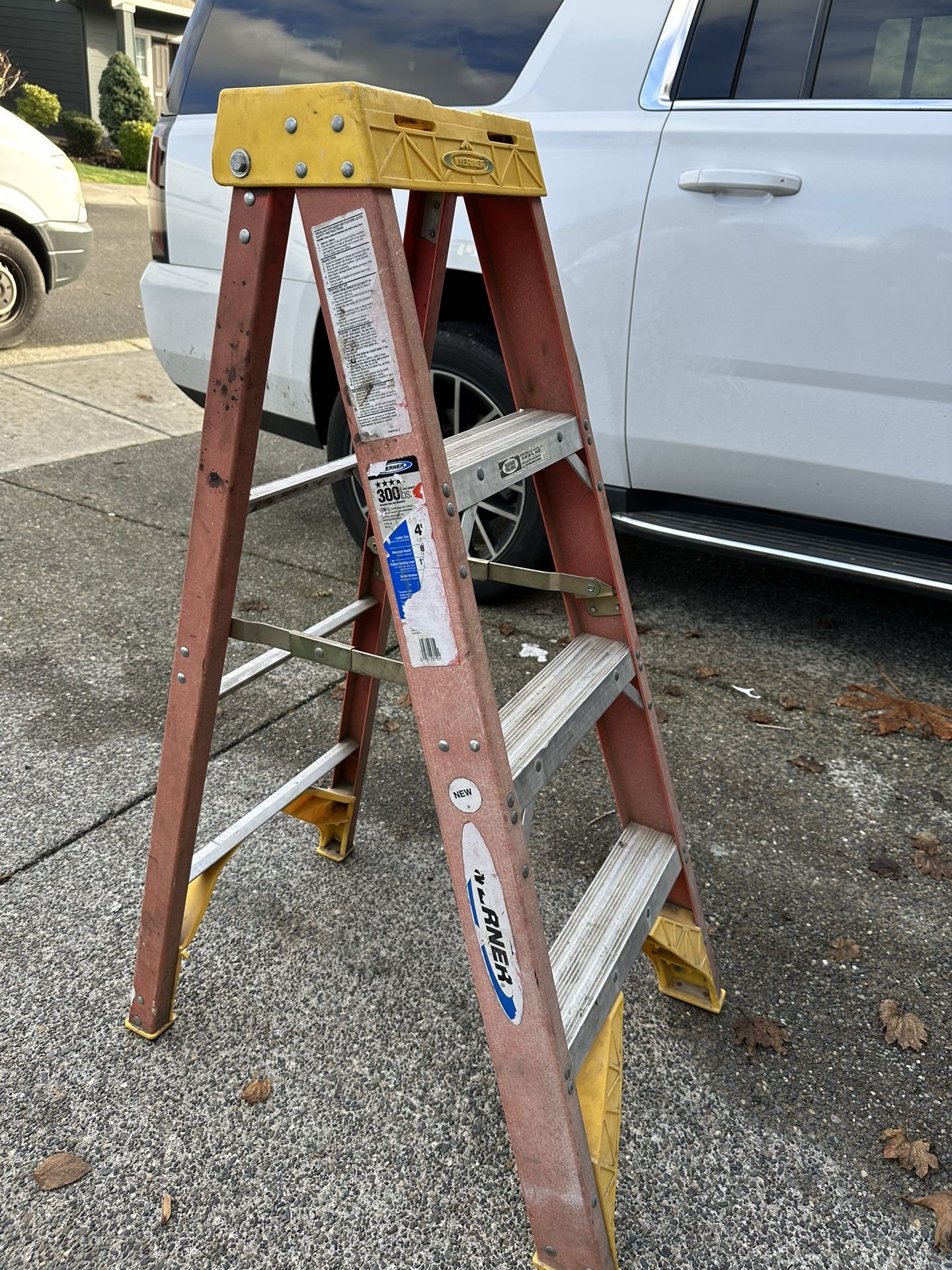 Werner 4ft Fiberglass Step Ladder – Excellent Condition