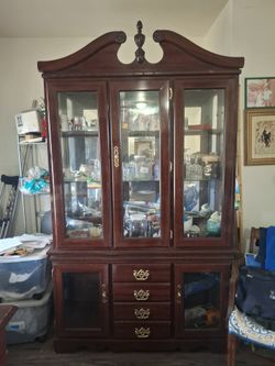 Chinacabinet cherry color good condition