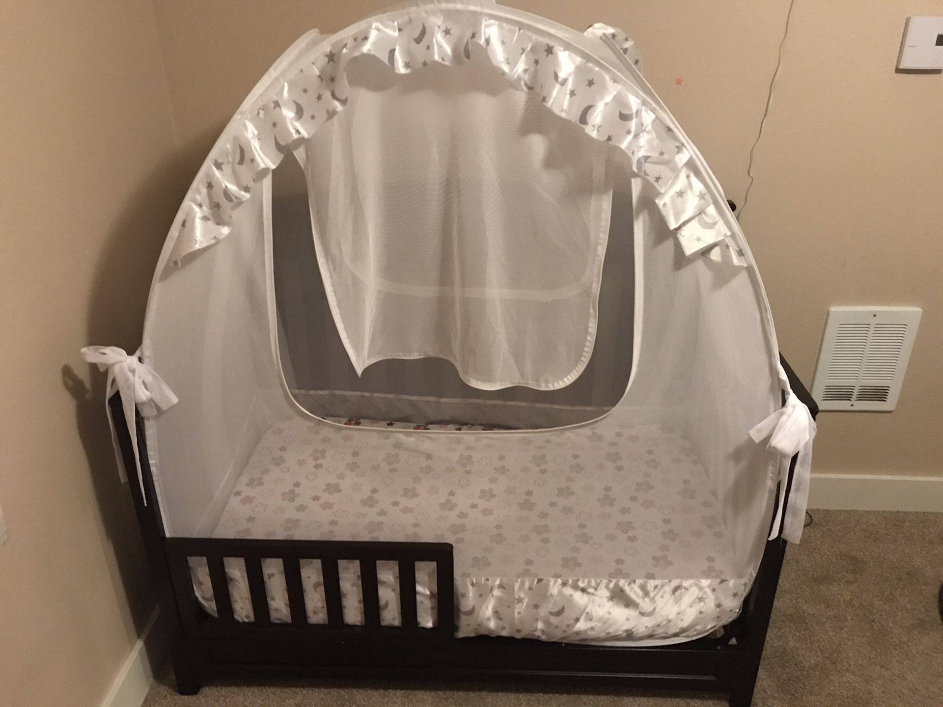 Baby crib safety pop up tent
