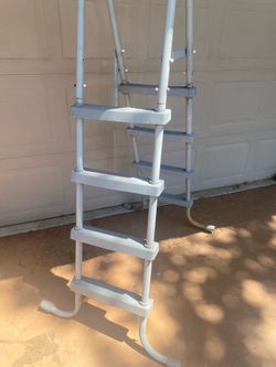 Pool ladder