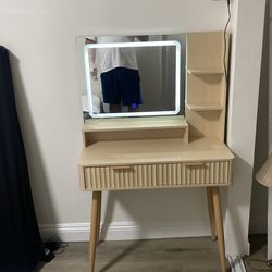 Gorgeous vanity standsize new never has been used with Les mirror light beautiful style and color everything works excellent