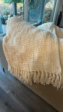 Beautiful Decor Throw White Blanket - Like New!