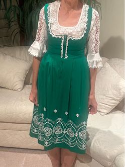 High-End/ Authentic Alpine Tier Traditional German Bavarian Dirndl Duress (hTrachten dress) featuring a Green Bodice, a white lace-trimmed blouse Size