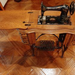 Antique Sewing Machine With Cabinet. 