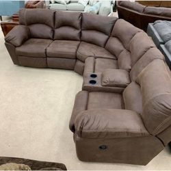 Tambo Canyon Reclining Sectional /couch /Living room set