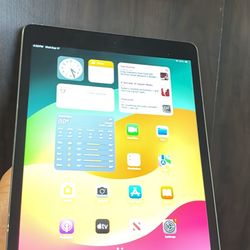 iPad 9th Gen 10.2! Like New And Unlocked! 