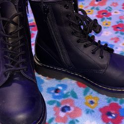 Dr Martens Smooth Leather Lace Up Color Black 