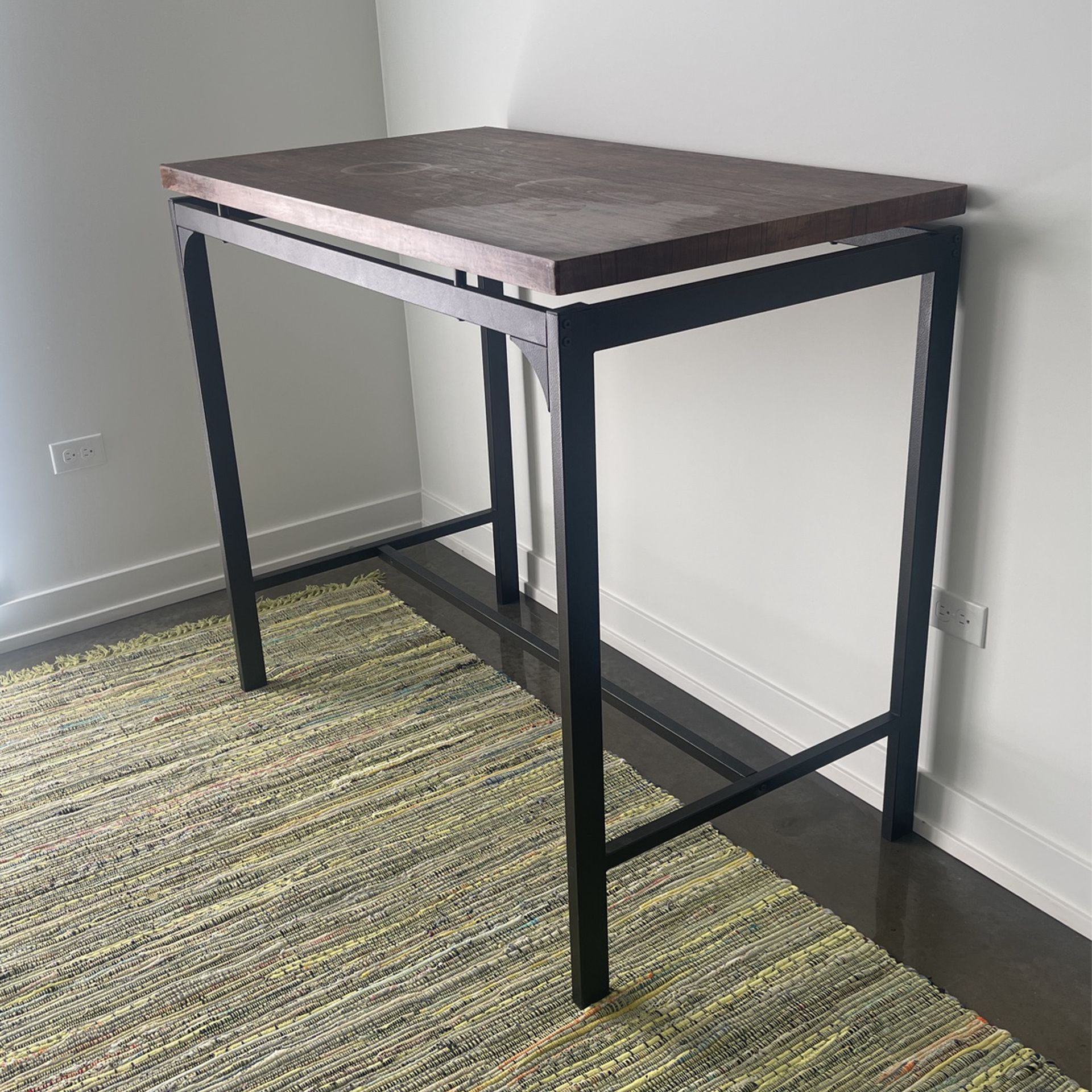 Table / Standing Desk. 