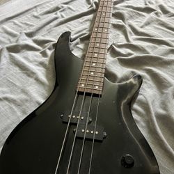 Black Lyon Bass by Washburn