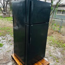 Refrigerator GE (top Freezer)