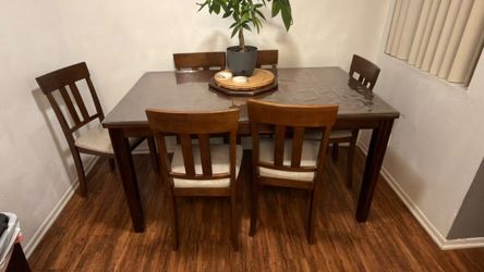 Wood Dining Table Set – Excellent Condition