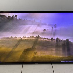 Selling a 43-inch Hisense Smart TV (Model 43H6D) in good working condition.