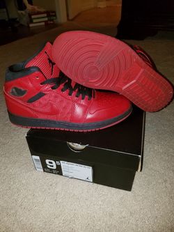 Jordan men's basketball shows Size 9.5