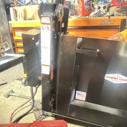 Internally-mounting hydraulic liftgate designed for cargo vans