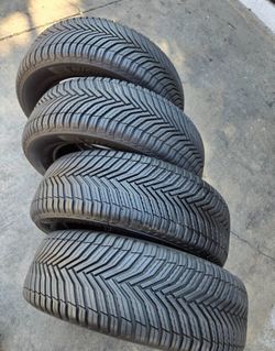 225 60 18 Michelin con 80% de vida las 4 They all have 80% of their life remaining.