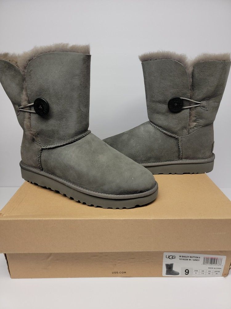 Ugg Bailey Button II Size 9
