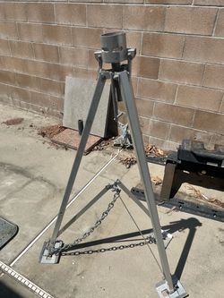 Fifth wheel stand