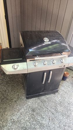 Charbroil 5 Burner Gas BBQ And 2 Full Propane Tanks