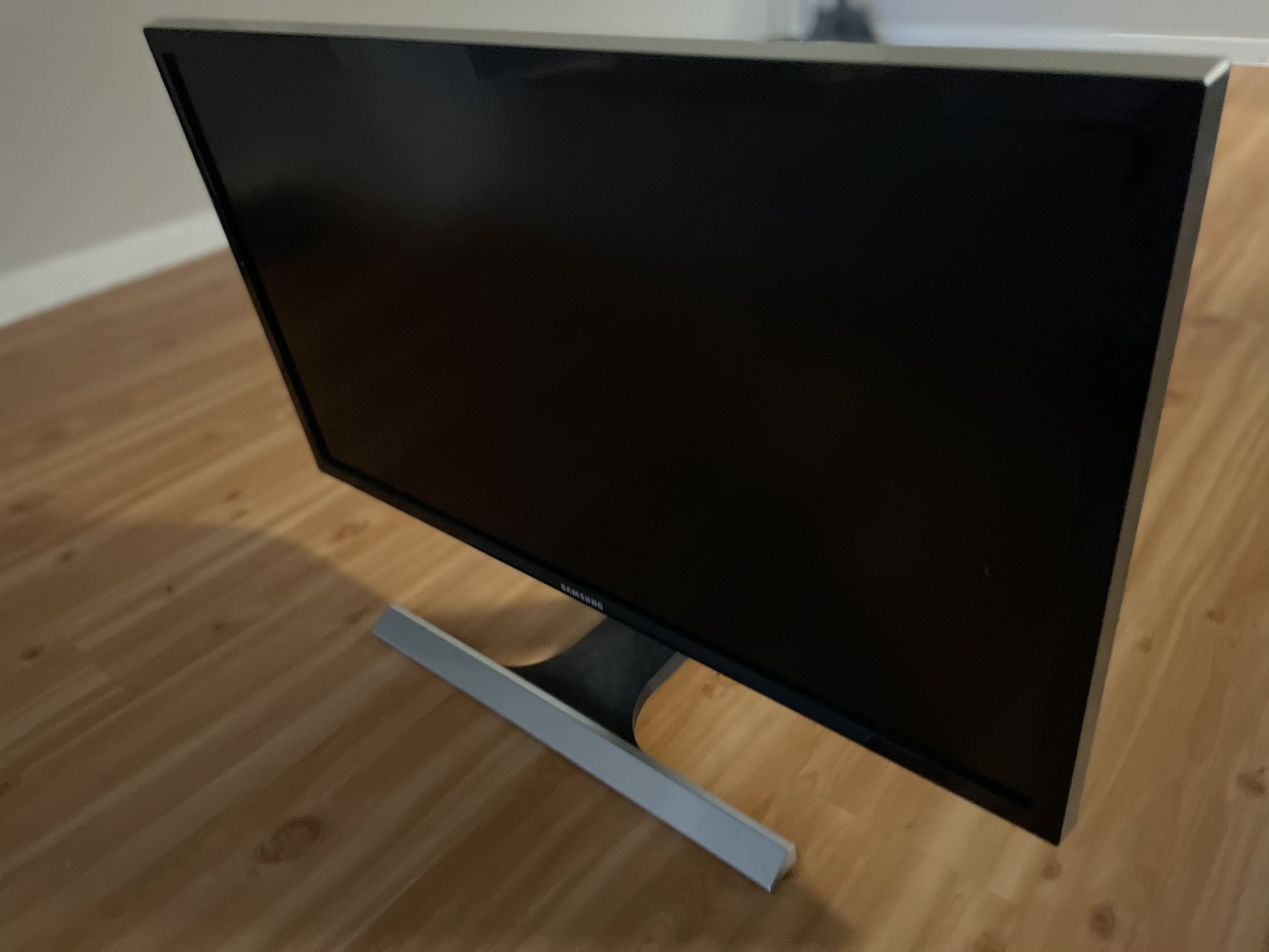 Samsung 28 inch 4K UHD Monitor 60Hz (With Roku)