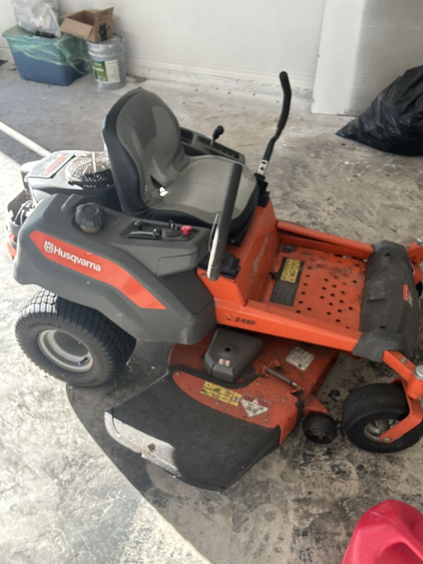 Husqvarna Mower Zero-turn