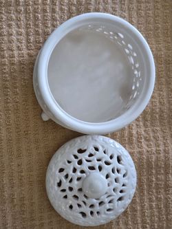 Vintage Ivory Ceramic trinket dish w/ lid cover