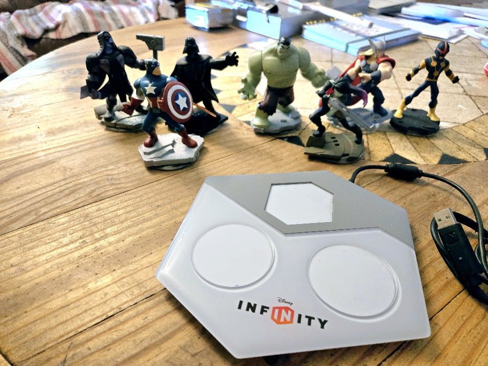 Disney Infinity Avengers Lot. Figure Portal With 7 Figures. Wii-U PS3 PS4 3.0 2.0 Wii