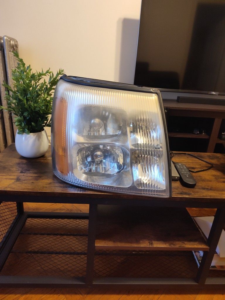 2006 Cadillac Escalade Headlights Set