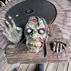 Zombies Breaking Through Wall Sculpture By Design Toscano Very Heavy Ex Cond