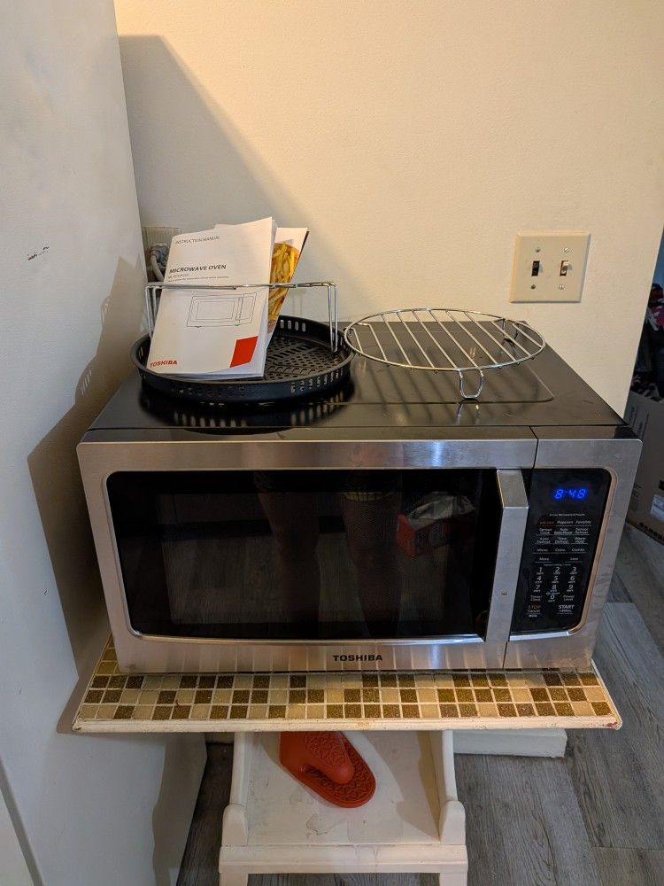 Toshiba 4-in-1 Countertop Microwave Oven – Air Fryer + Convection