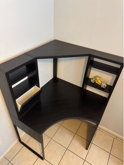 Escritorio con silla casi nuevo buen precio $100.00