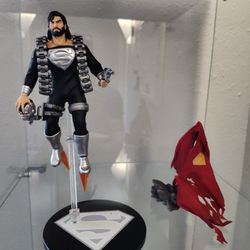 Mezco One:12 Scale DC Universe Superman Recovery Suit Edition
