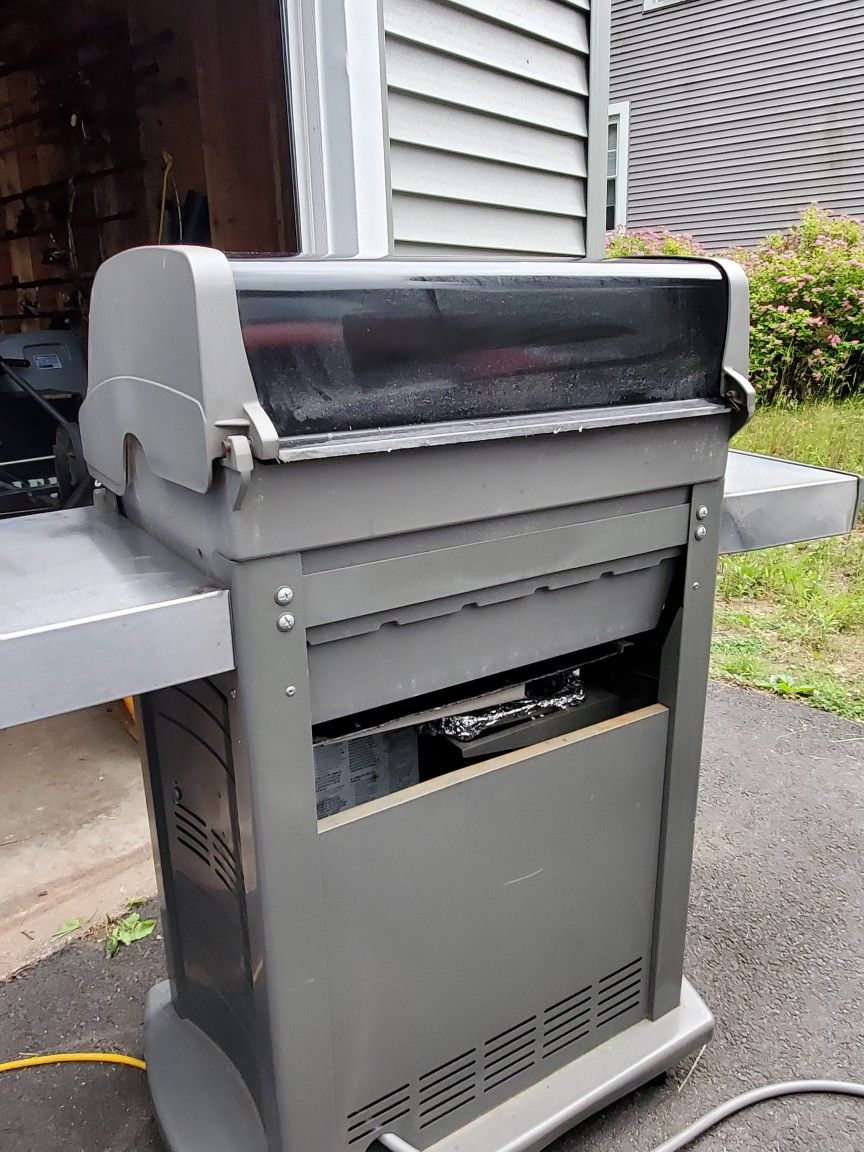 Weber Spirit E310 Natural Gas Grill $100 for Sale in Enfield, CT - OfferUp
