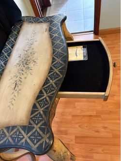 Decorative table with matching mirror