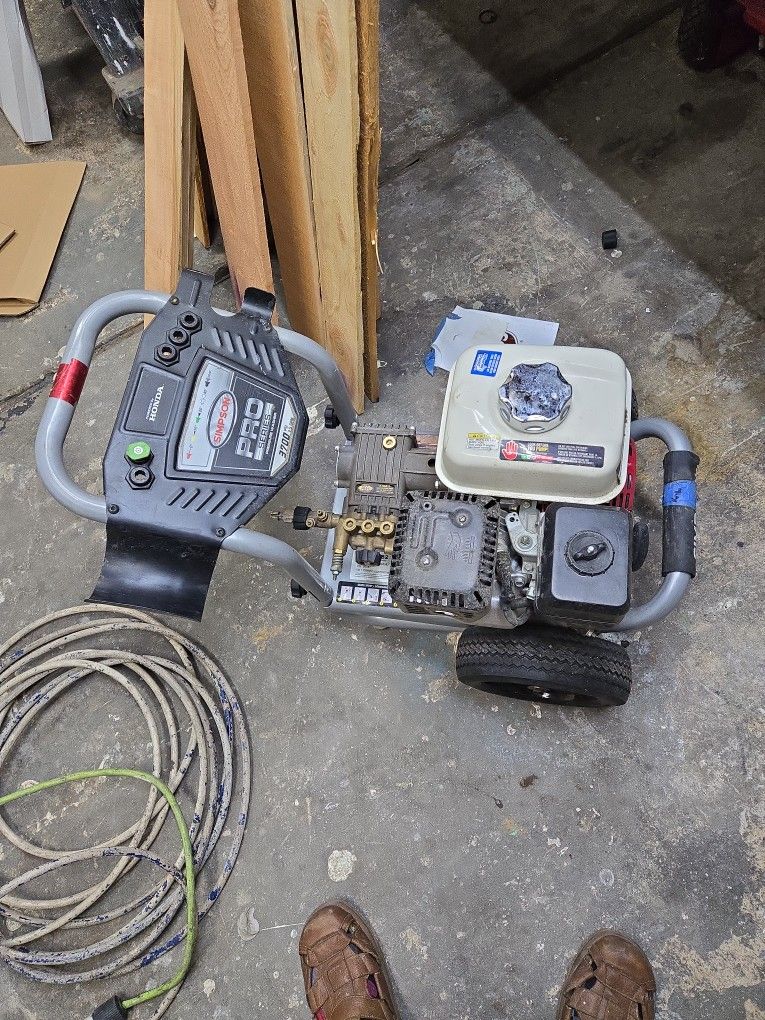 Simpson 3700 PSI 2.5 Gallons Per Minute With A Honda GX200 Motor