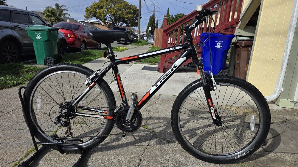 Trek Mountain Bike Medium Size
Excellent Condition Ready to Ride