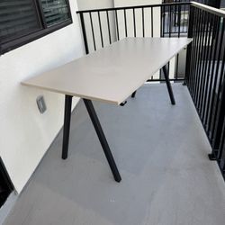 Like new great condition desk/table