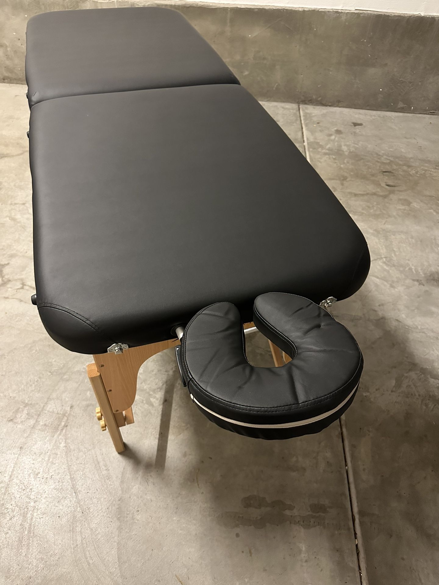 Sierra Comfort Portable Massage Table for Sale in Irvine, CA OfferUp