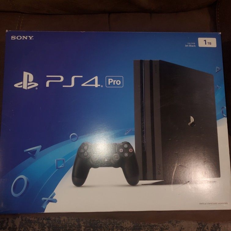 PS4 PRO 1TB  - 2 Controllers