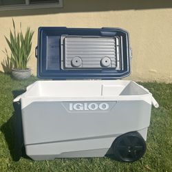 Igloo Cooler ( 90 Qt With Weels) LIKE NEW