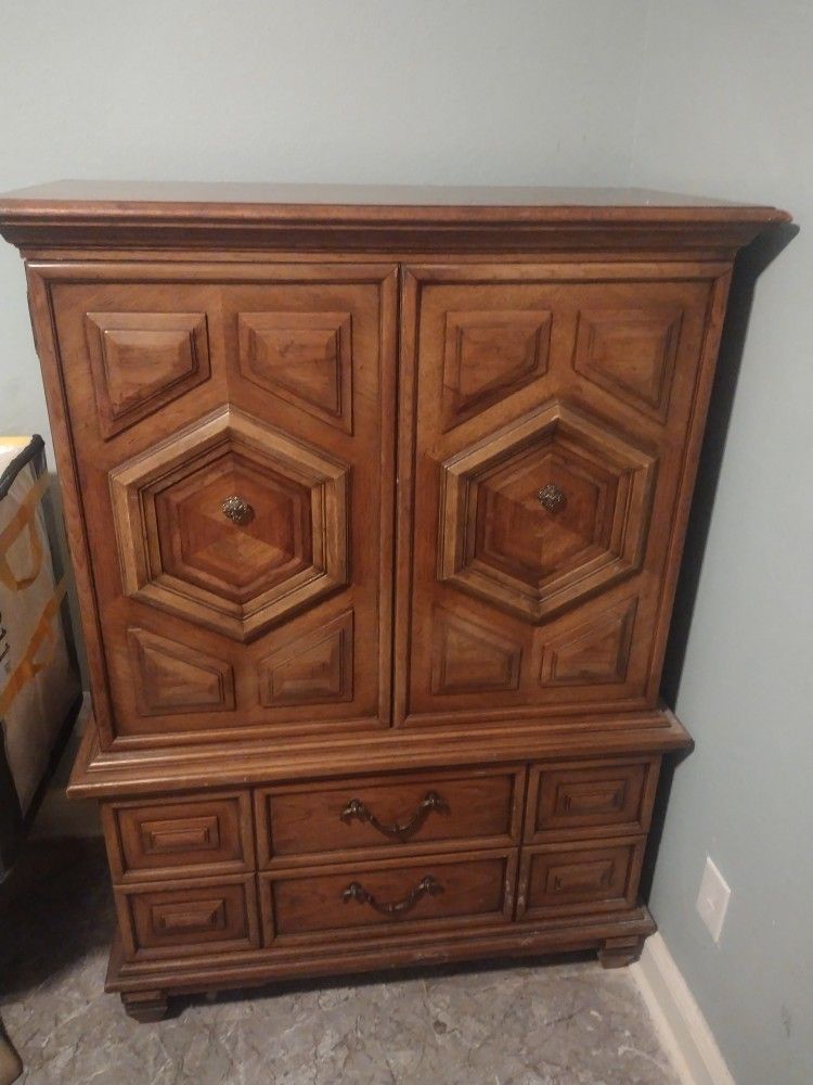 I HAVE A NICE BEAUTIFUL CABINET!  