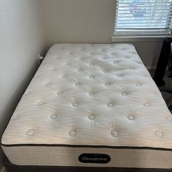Full Size Lightly Used Bed Mattress With Box Springs 