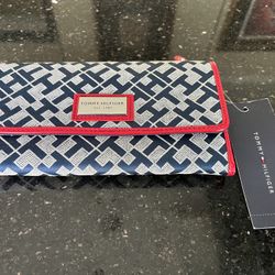 Tommy Hilfiger Wallet (NEW) holds 12 credit cards & checkbook 