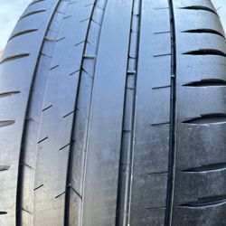 Michelin Pilot Sport 245/40 ZR18 Tire